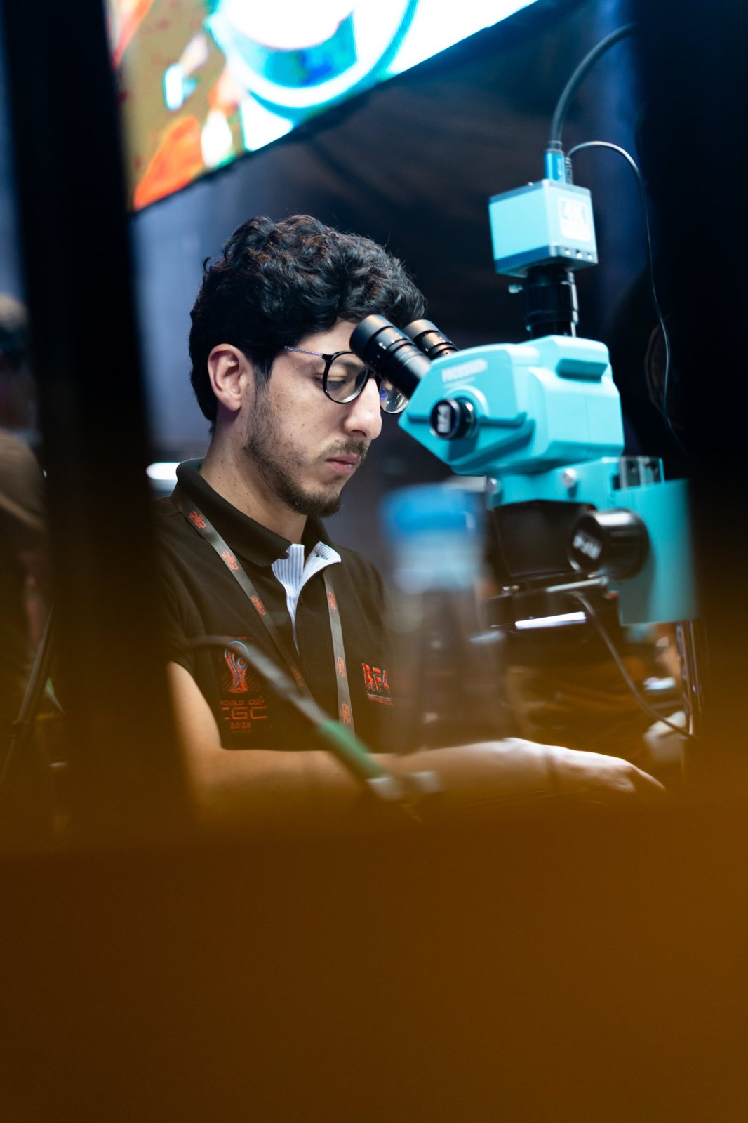 Técnico de i-support reparando un equipo con microscopio